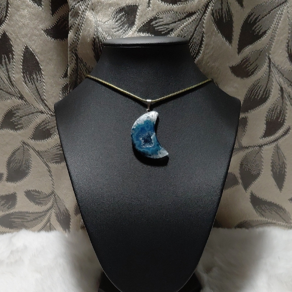 Elegant Blue AgateCrescent Necklace
